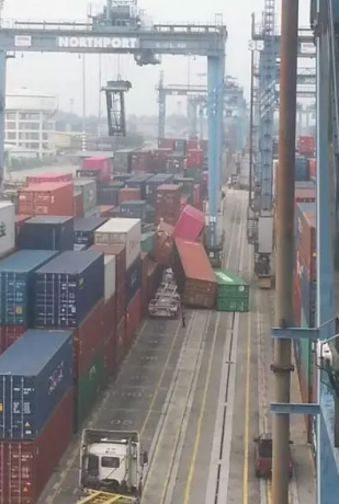 【安全事故】巴生北港一龍門吊鋼繩斷裂，拖車被砸，集裝箱掉落，安全才是重要的