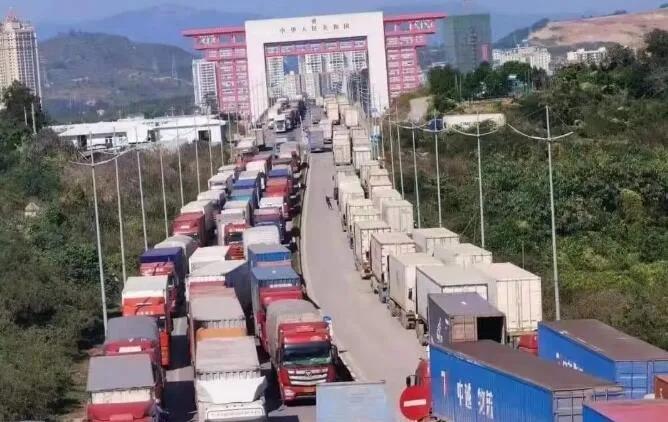 大擁堵！約5000集裝箱貨車積壓滯留