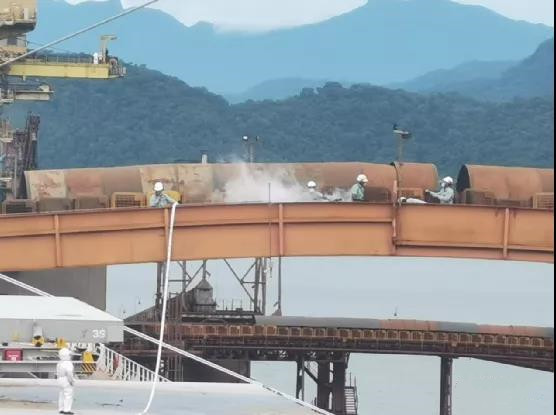 港口裝貨機(jī)突發(fā)火災(zāi)，中國海員緊