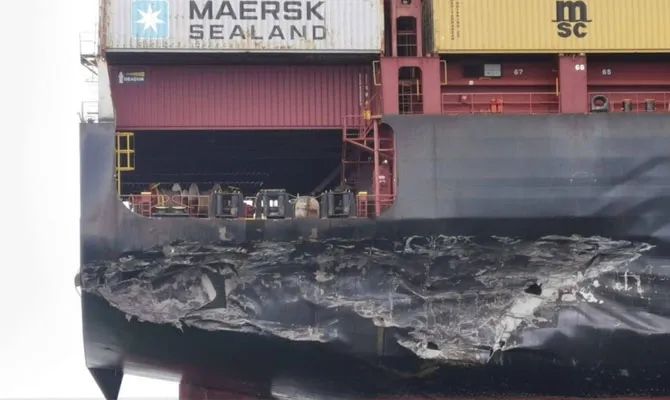 一大型集裝箱船在馬六甲海峽被油輪撞擊，兩船嚴(yán)重受損，船期延誤！