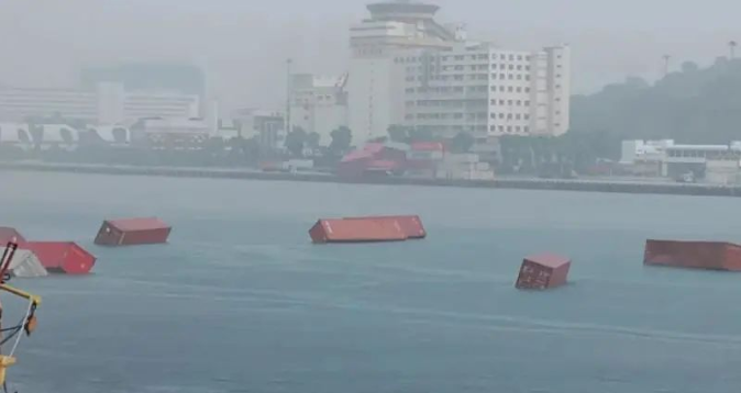 新加坡港15個集裝箱不堪強風吹襲，